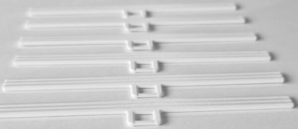 vertikaliu žaliuziu laikilis baltos splavos