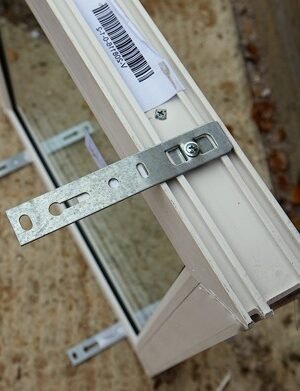 Lango-rėmo-montavimas-tvirtinimo-plokštelėmis M-P Ofiso rankenų komplektas (300mm)