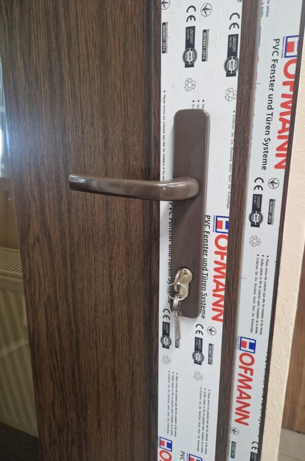 Durys 6 6 6 Plastikinės durys su stiklu