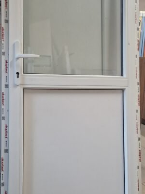Plastikinės durys su stiklu Plastikinės durys su stiklu