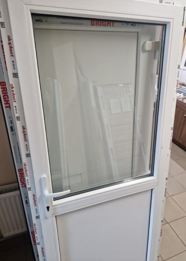 Durys 7 7 7 Plastikinės durys su stiklu